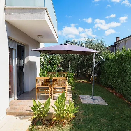 Appartamento Traumhaftes Nur 500 Meter Zum Mit Grill, Waschmaschine, Klima Umago
